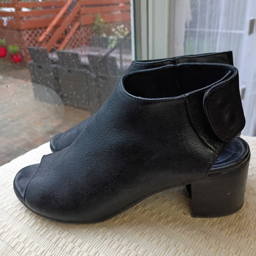 275 Central black leather with a leather lining open toes Boots.Siz 37